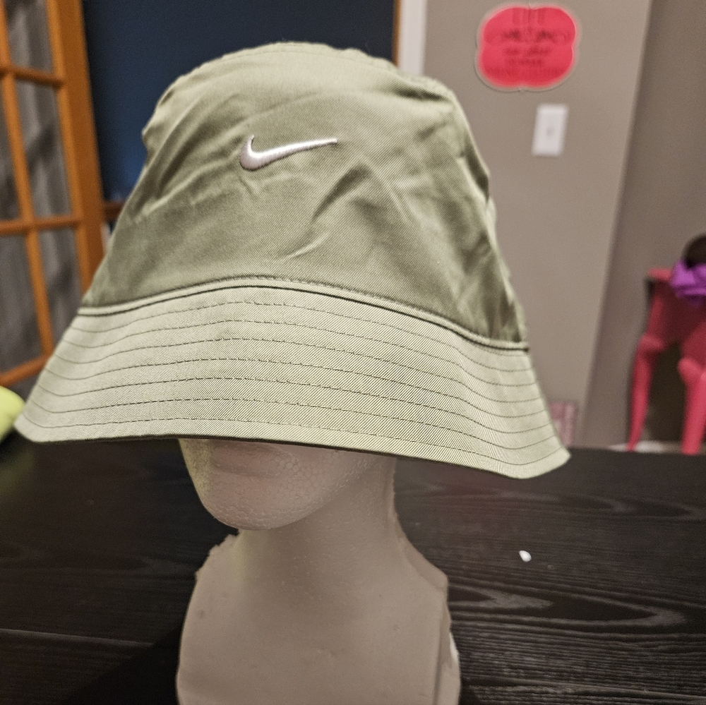 NWT-Nike Apex Bucket Hat- SZ MED